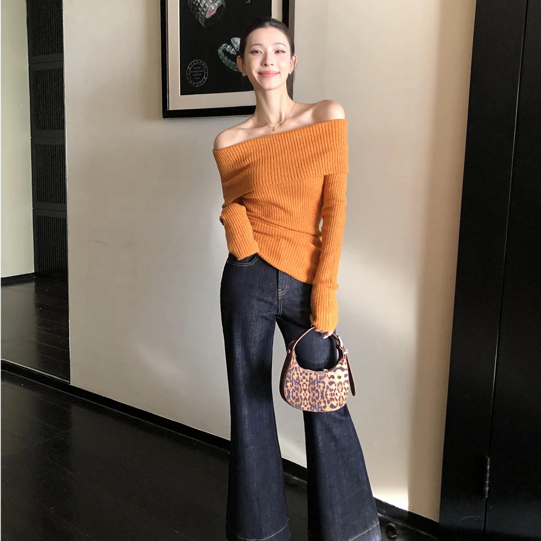 一字肩长袖针织衫女秋毛衣别致修身显瘦露肩上衣复古牛仔喇叭裤
