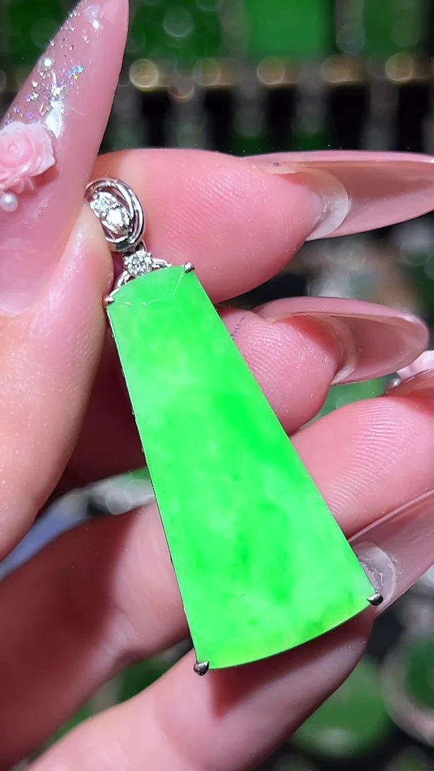 18K金镶嵌挂件翡翠吊坠