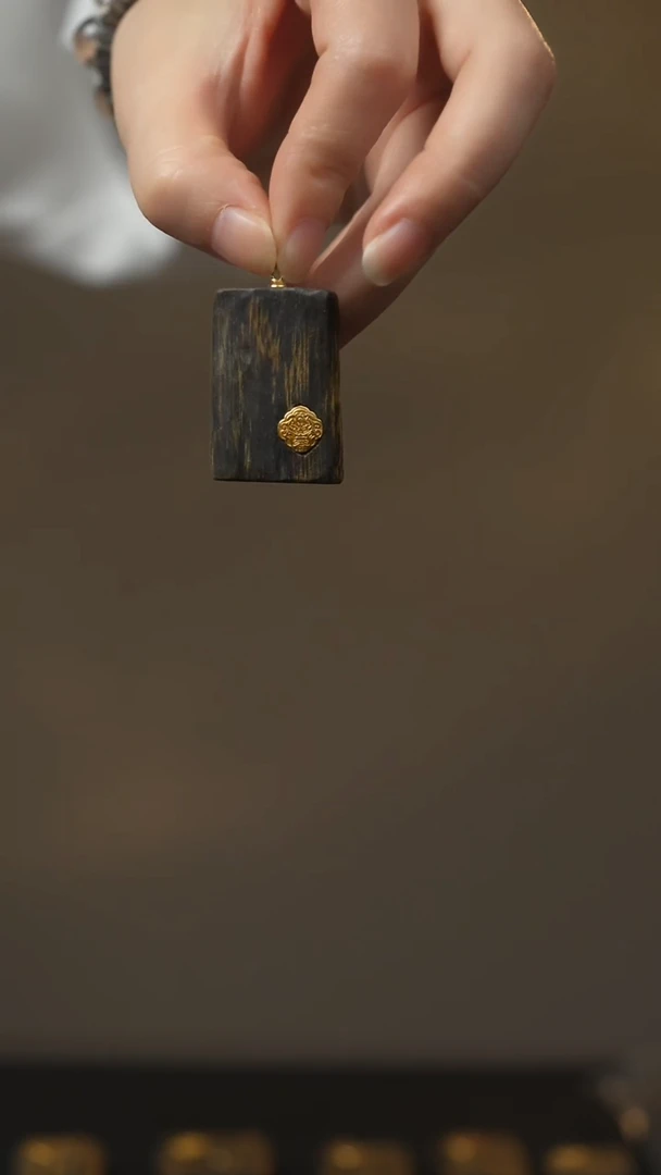 【闪购商品】沉香吊坠扎基平安无事牌孤品