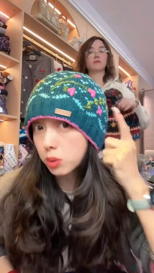 羊毛美利奴孔雀蓝刺绣丸子帽