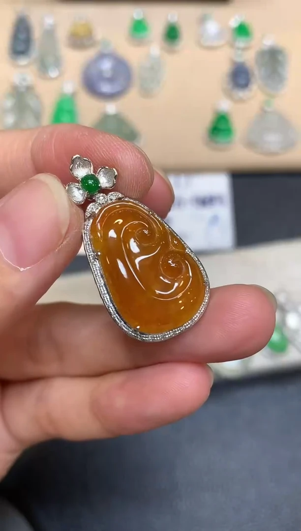 颈饰18K金镶嵌翡翠如意【无服务费【48小时鉴赏期】