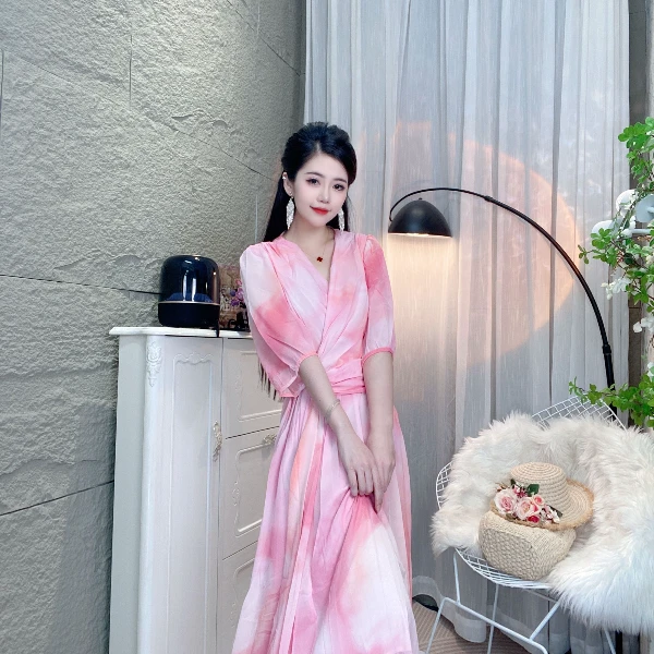 Bikamo/比卡陌2025早春气质女晕染V领大摆裙连衣裙长裙YA8839粉色