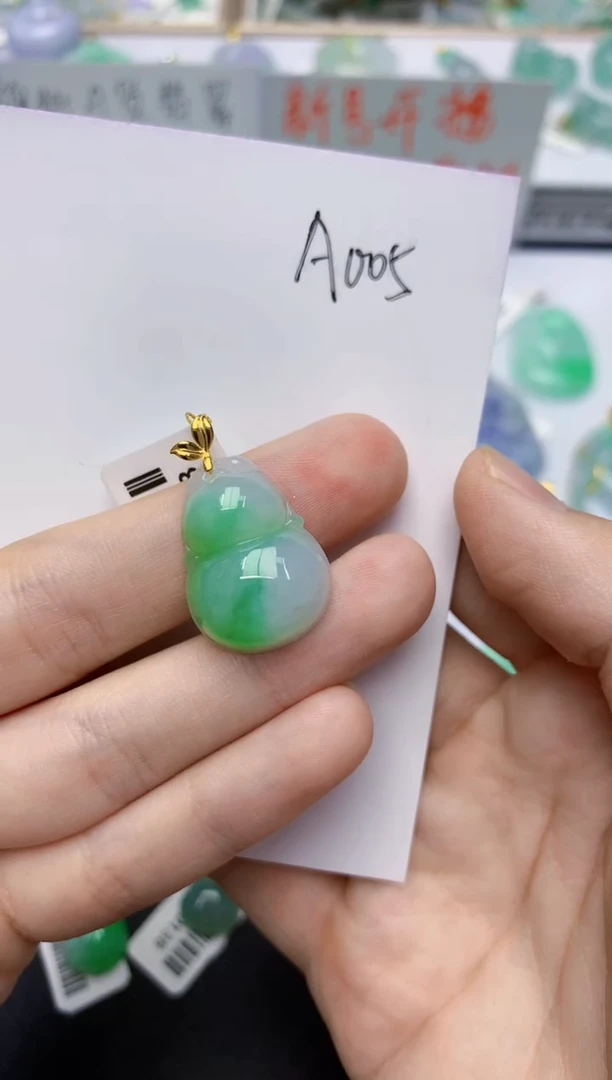 翡翠18K金镶嵌颈饰天然缅甸翡翠A货