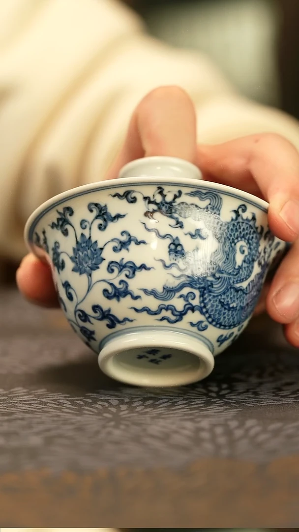 中式垂虹慕古铠甲龙穿缠枝盖碗