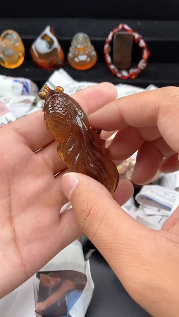 琥珀颈饰未镶嵌金棕红金鱼吊坠