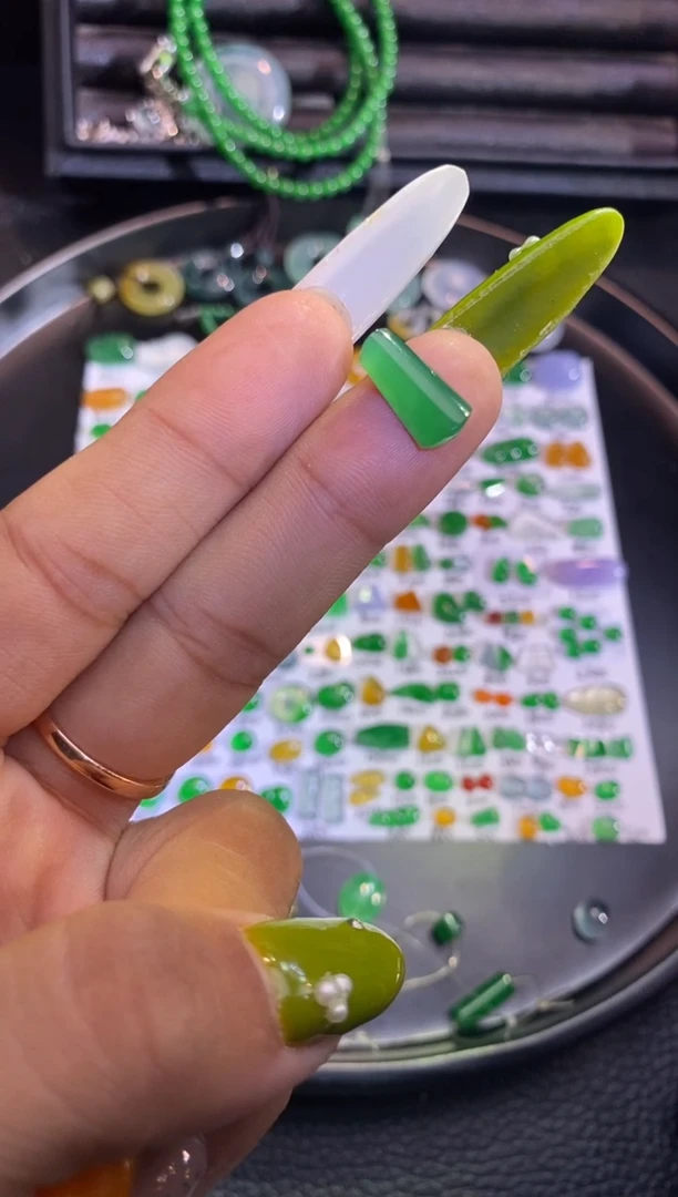 翡翠挂件未镶嵌柱子