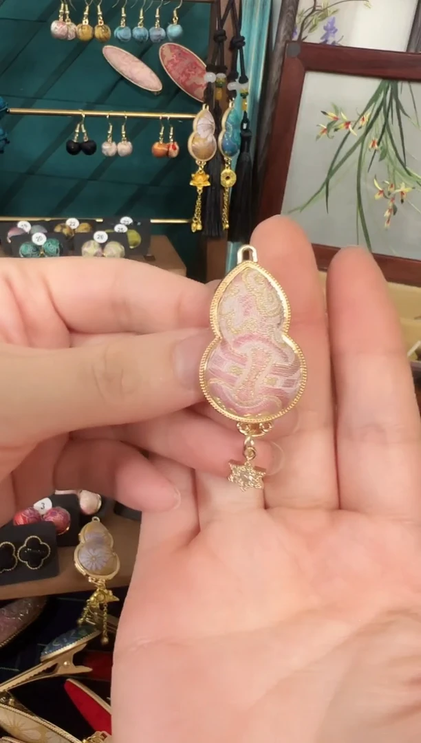 【闪购商品】【年后预售】粉定胜葫芦胸针随机花位一个