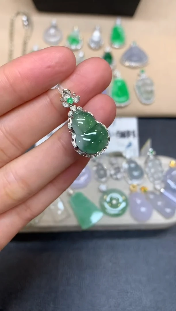 颈饰18K金镶嵌翡翠葫芦【无服务费