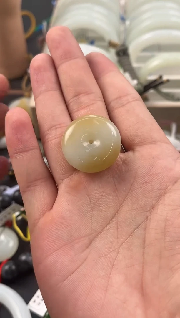 手串未镶嵌和田玉且末金山糖白平安扣微色差