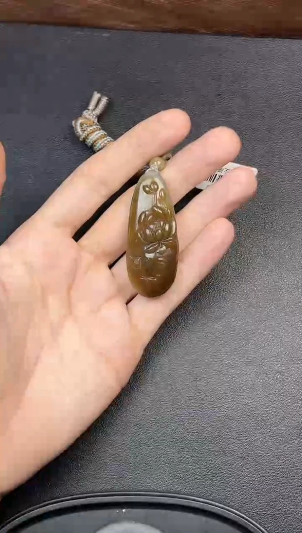 吊坠(赠链)未镶嵌和田玉若羌微色差吊坠