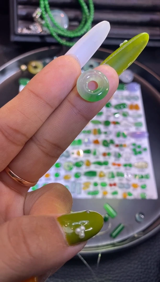 翡翠挂件未镶嵌圈