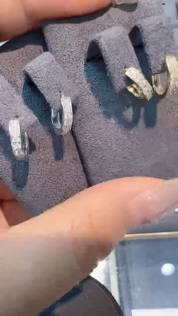 18K金镶嵌耳钉钻石多样性发一