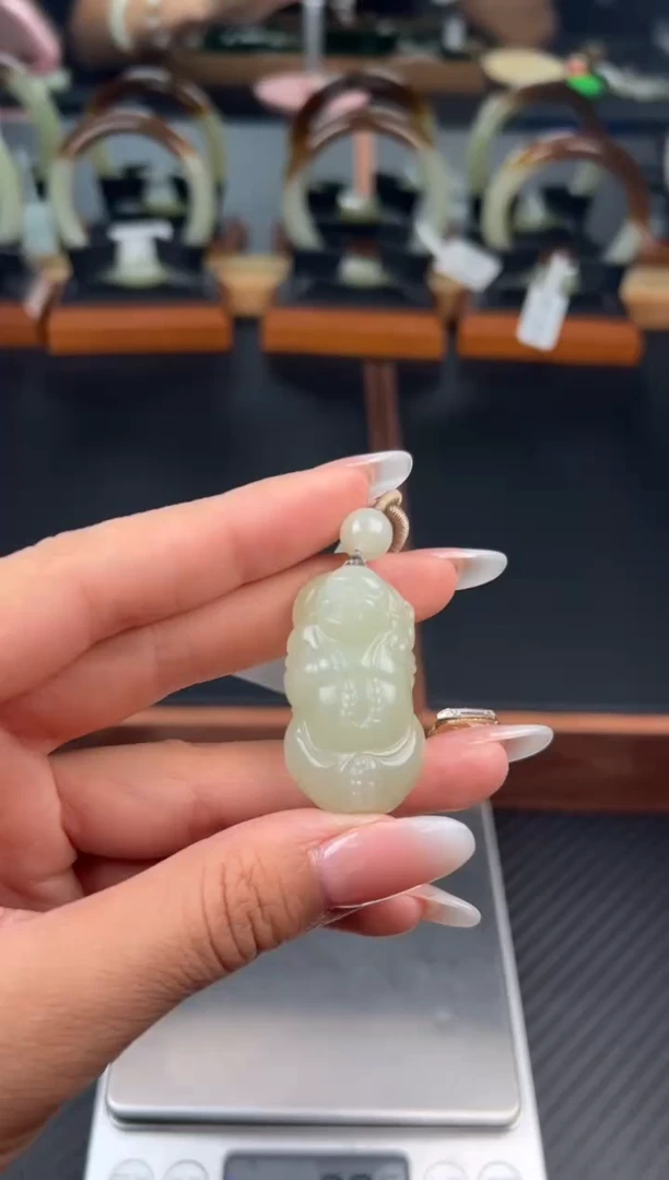 吊坠(赠链)未镶嵌和田玉且末微色差迪克兰一细