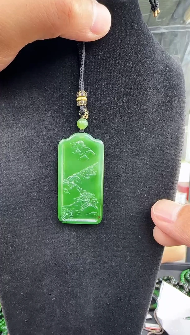 和田玉未镶嵌颈饰白加绿山水牌