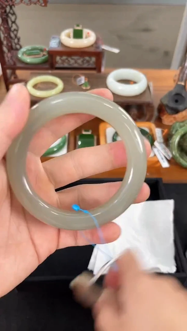 未镶嵌手镯和田玉且末青白 62圈 21