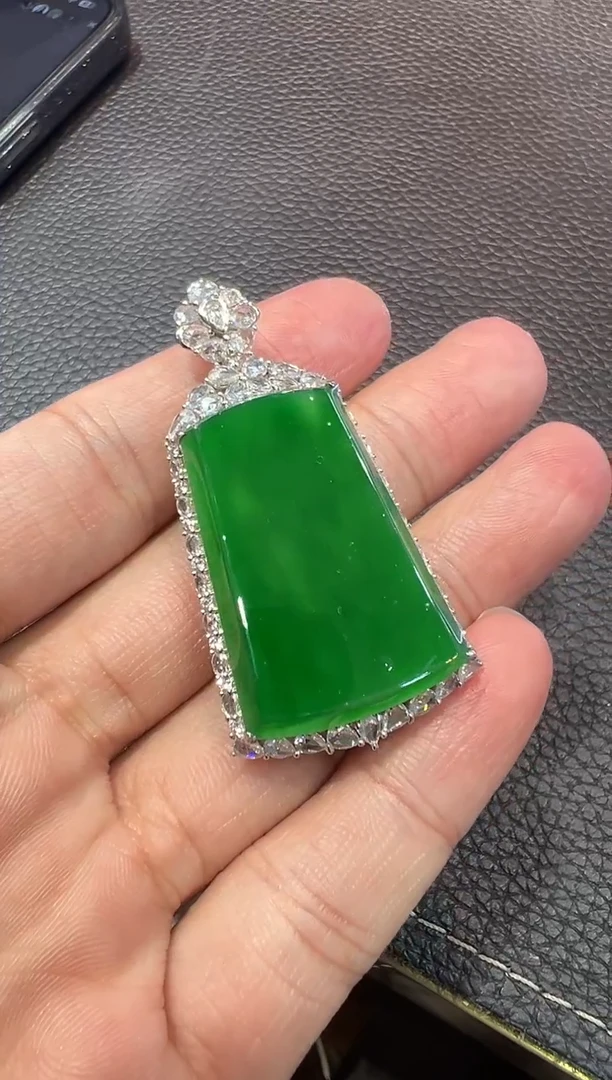 【闪购商品】翡翠吊坠(赠链)18K金镶嵌满绿厚庄大无事牌吊坠