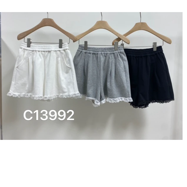 13992白色蕾丝裤脚花边拼接设计短裤