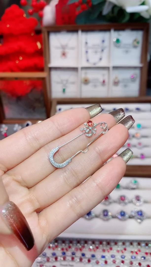 胸针彩色蓝宝石18K金镶嵌0.22ct/天然宝石/七天无理由