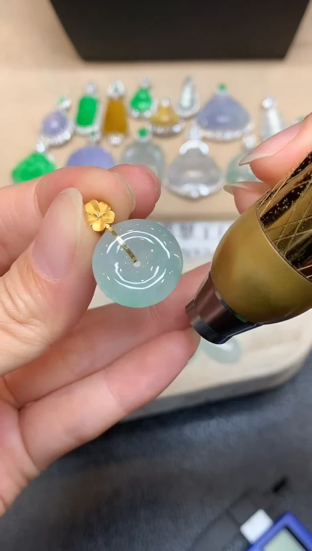 颈饰18K金镶嵌翡翠平安扣【无服务费