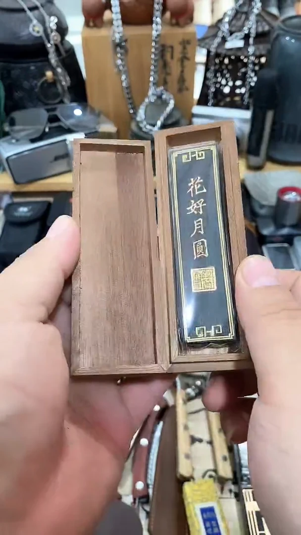 瓷片闪购商品  如图所示