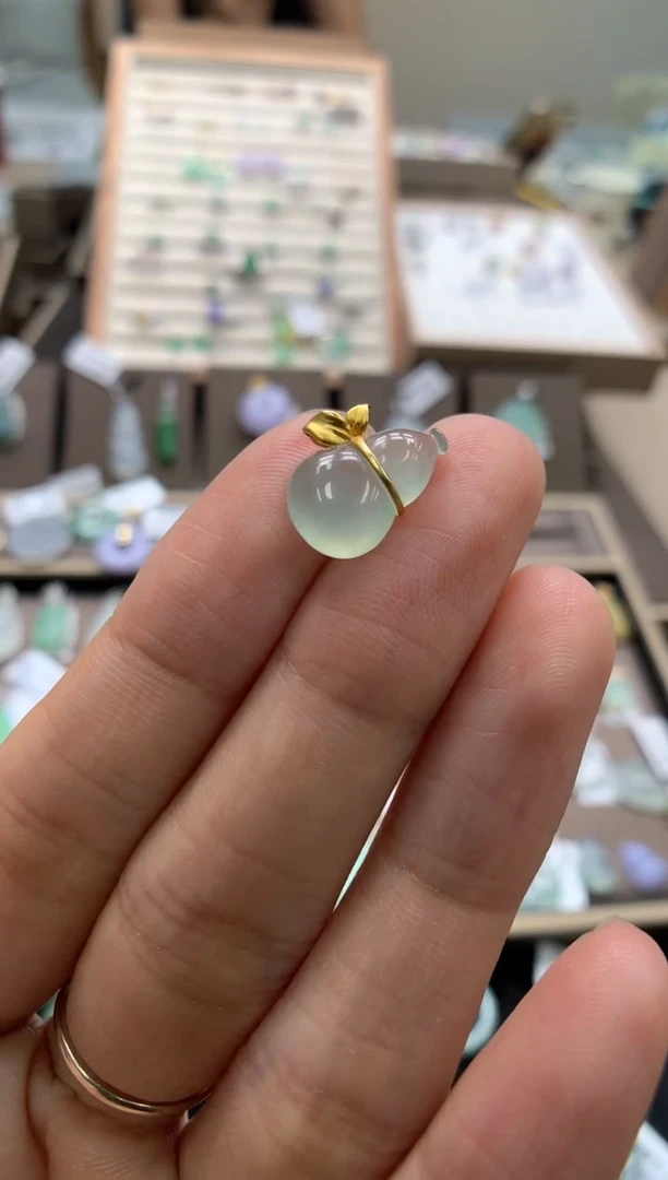 颈饰18K金镶嵌翡翠葫芦