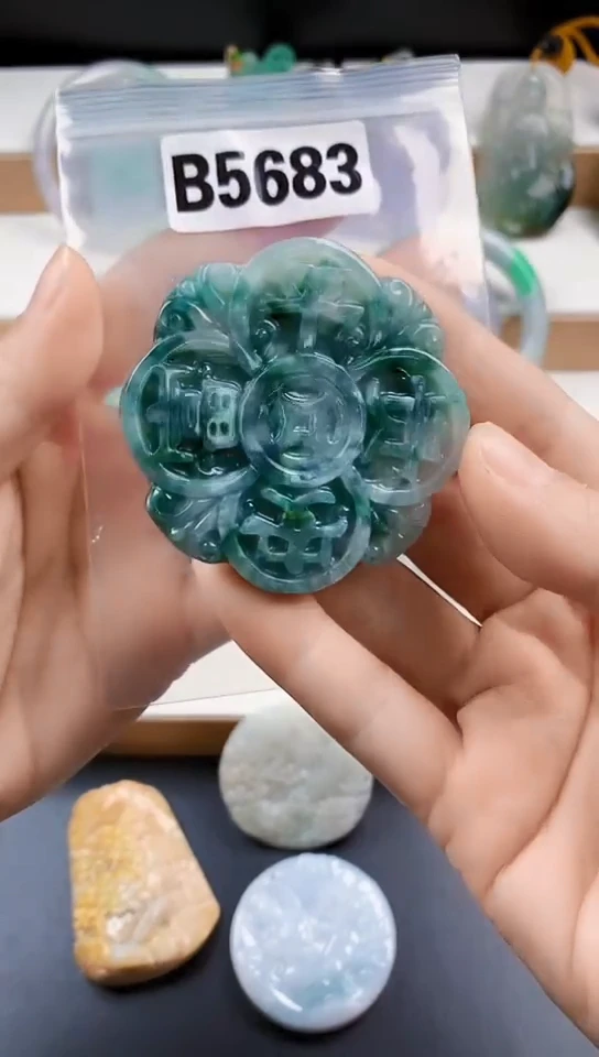 颈饰未镶嵌翡翠天然翡翠吊坠挂件