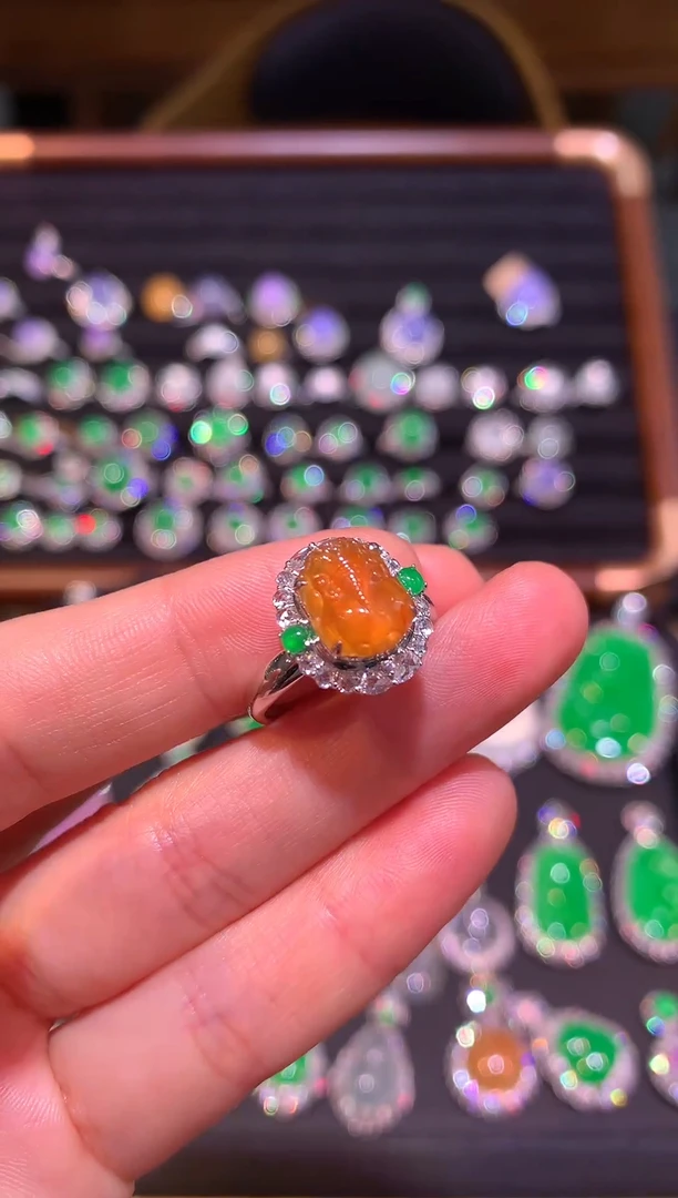 18K金镶嵌戒指翡翠黄翡貔貅戒指