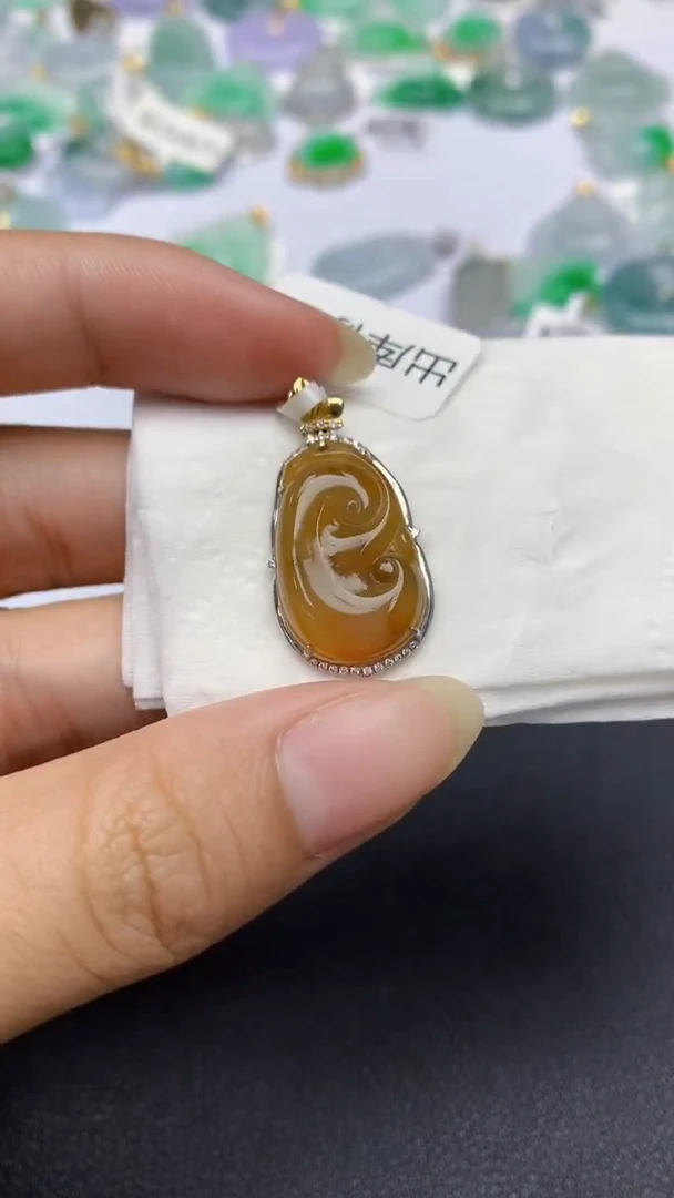 颈饰18K金镶嵌翡翠天然缅甸a货翡翠百元以上9元证书费自理