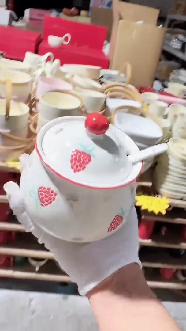 陶瓷草莓罐子带勺子微瑕 凑满20元包邮