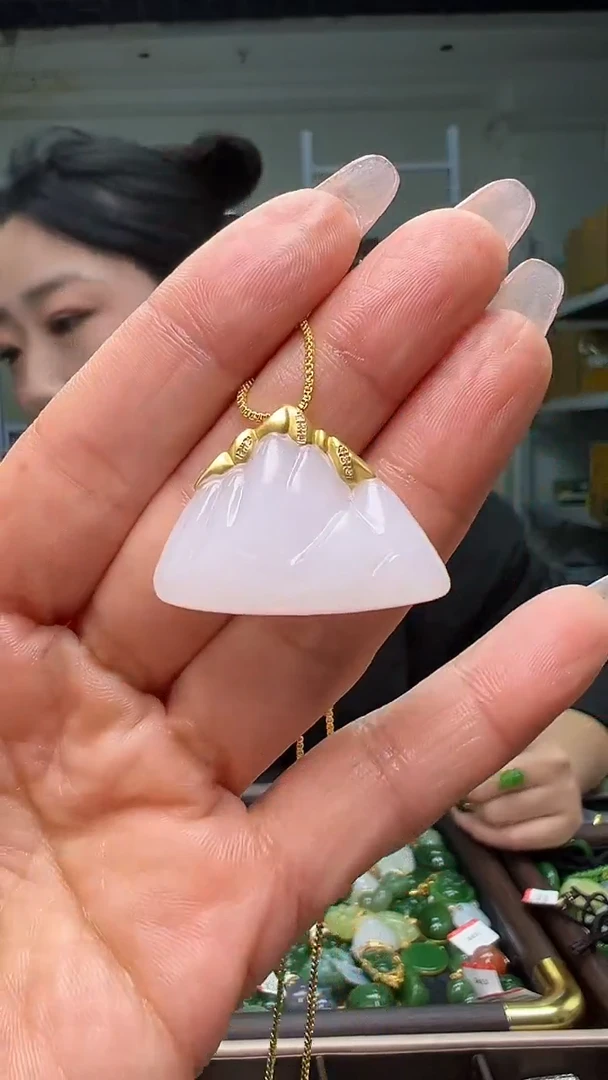 颈饰18K金镶嵌和田玉（多样性发货.发其一)12.08.60