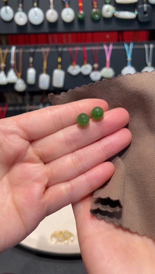 颈饰18K金镶嵌和田玉碧玉耳钉