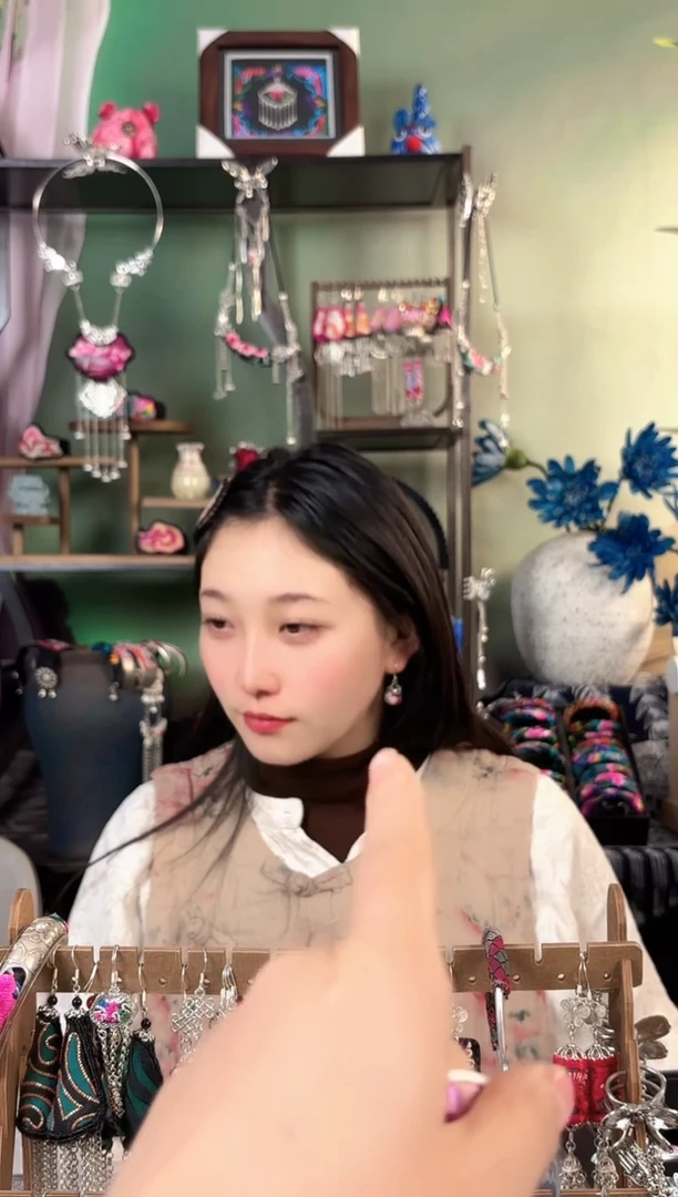 彩云南阁非遗老绣饰品148*