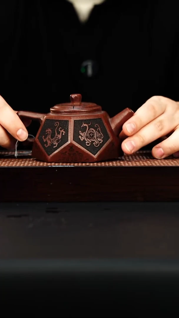 茶壶紫砂宜兴紫砂 钻方壶 古乌泥 230cc 周昌英h003