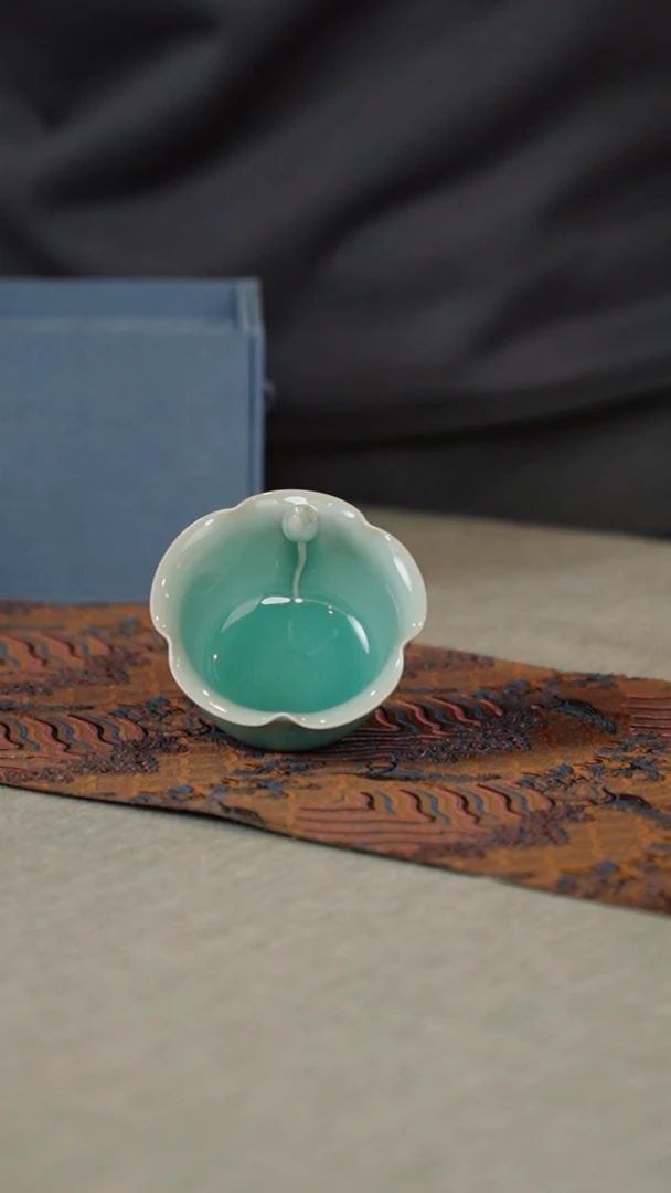 【闪购商品】195-5+5花口荷叶杯（粉青釉）