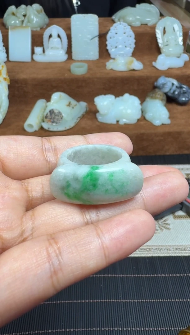 颈饰未镶嵌翡翠1