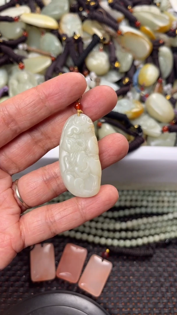 【闪购商品】和田玉颈饰未镶嵌多样性发货没有证书拍一发一有瑕