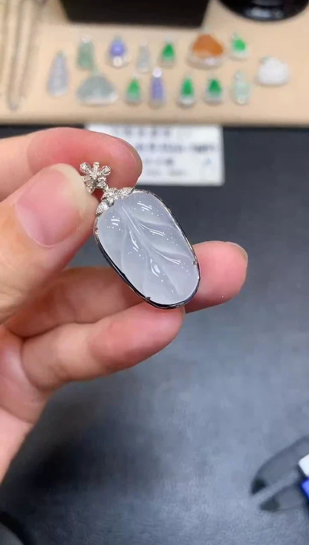 颈饰18K金镶嵌翡翠树叶【无服务费