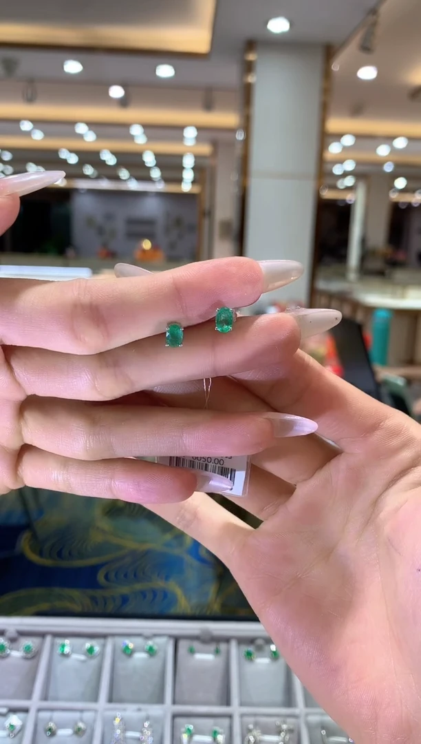 【闪购商品】祖母绿耳饰18K金镶嵌祖母绿耳饰