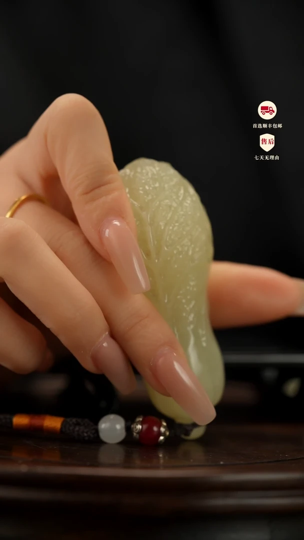 云南石竹叶青雕刻：手握白菜手把件摆件挂件