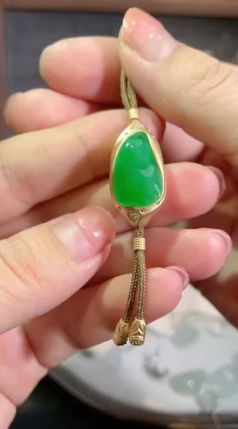 翡翠18K金镶嵌颈饰随型满色吊坠