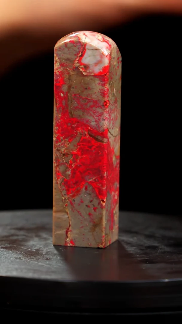 鸡血石牛角鸡血石