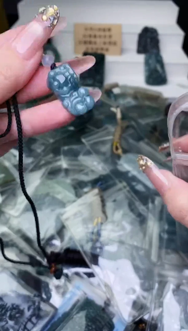 颈饰未镶嵌翡翠