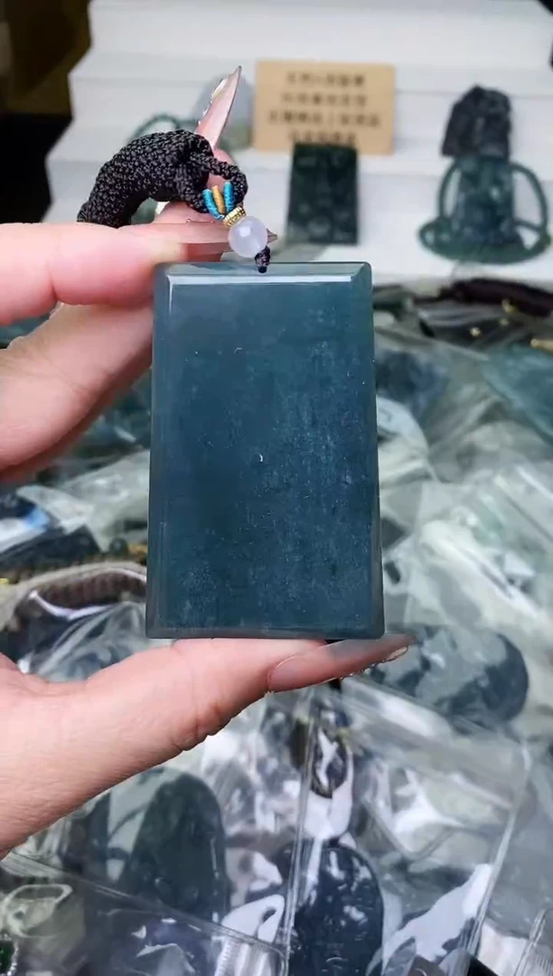 颈饰未镶嵌翡翠
