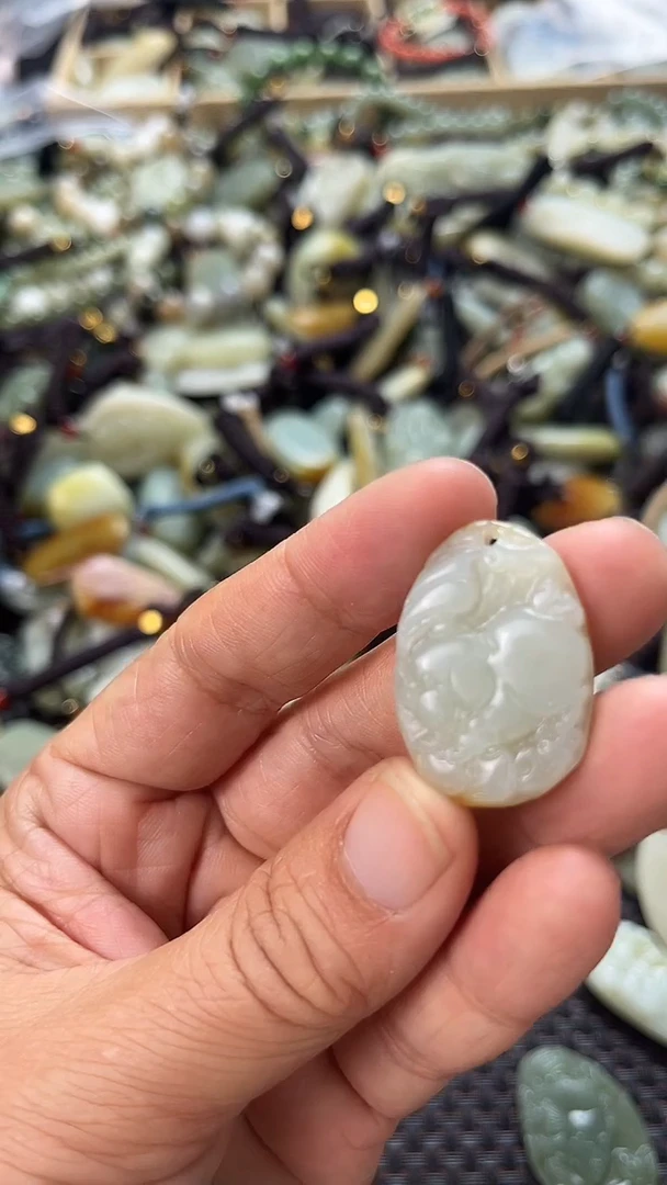 和田玉未镶嵌颈饰（多样性发一件）没有证书有瑕