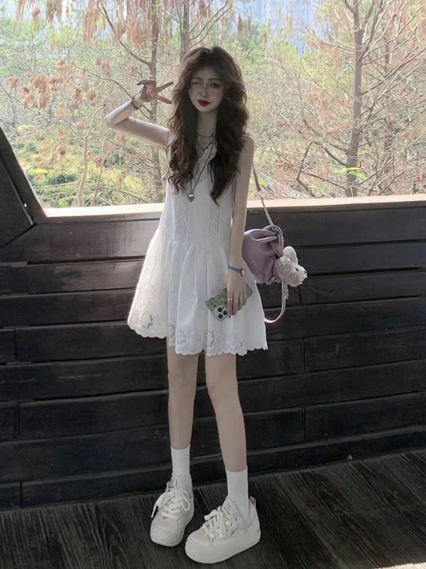 法式V领镂空蕾丝背心连衣裙女夏季爆款学院风独特别致绝美裙子