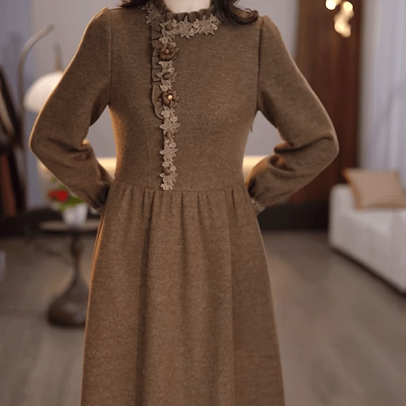C270【连衣裙】2025冬季新款时尚精致花边点缀优雅显瘦减龄连衣裙