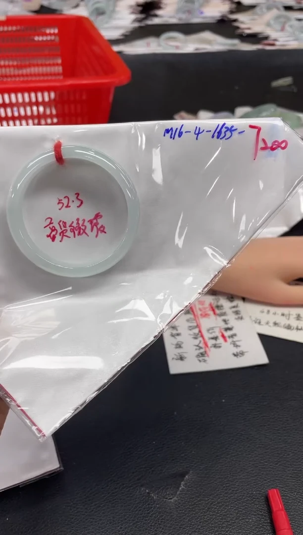 翡翠手镯未镶嵌翡翠手镯