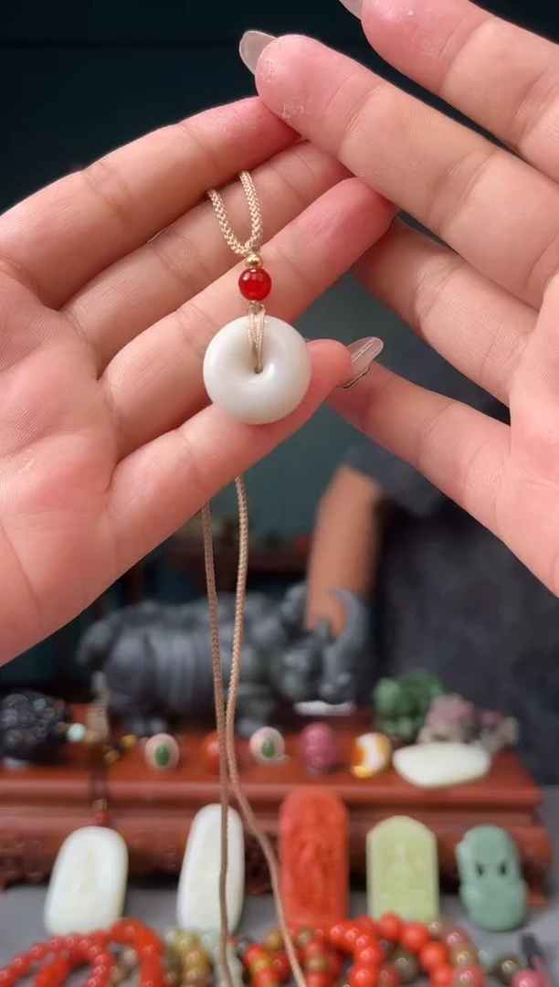 和田玉未镶嵌颈饰吊坠