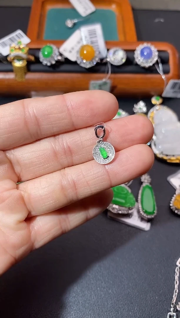 【闪购商品】翡翠吊坠(不含链)18K金镶嵌吊坠