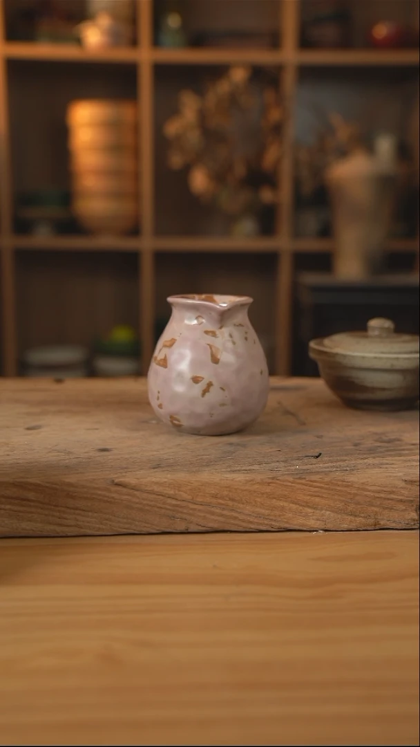 粉棕色的企鹅奶壶